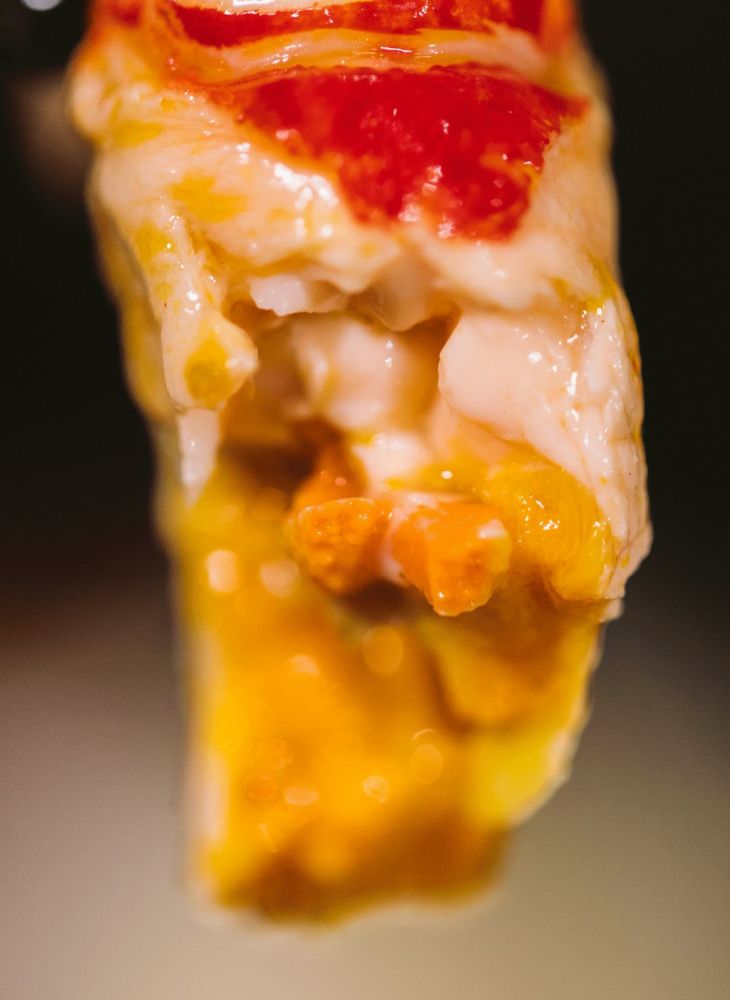 剥开后,金灿灿的 虾黄,膏多丰盈呢!