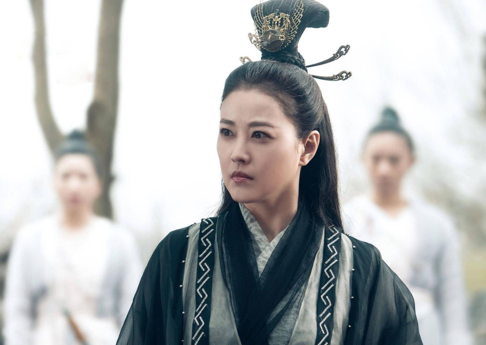 记得刚开播前,94版的周芷若扮演者周海媚,现身饰演灭绝师太还引起过