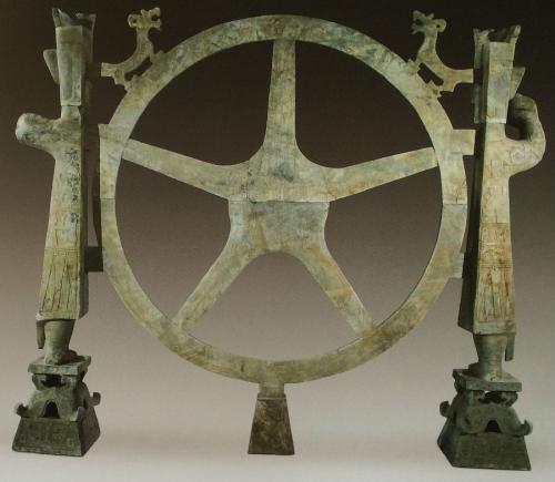 古墓内挖掘出"太阳神轮",外形酷似现代方向盘,专家:太神奇