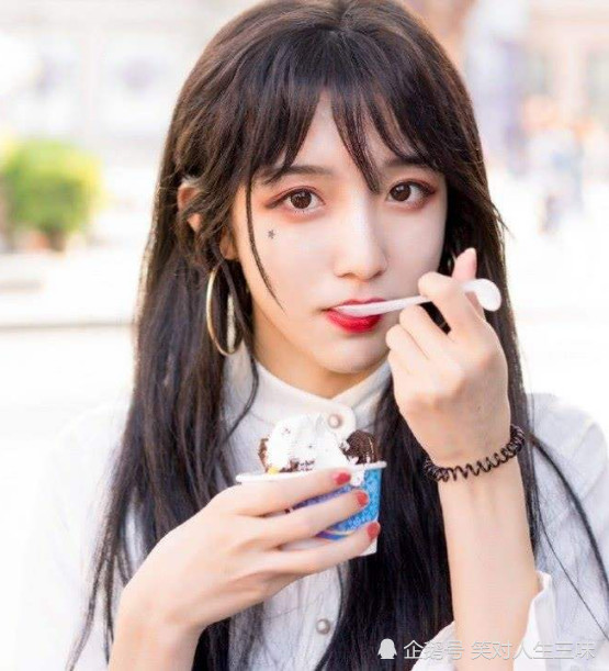 同是女装大佬阿纯登上王牌,艾比粉丝百万,但在他面前都黯然失色