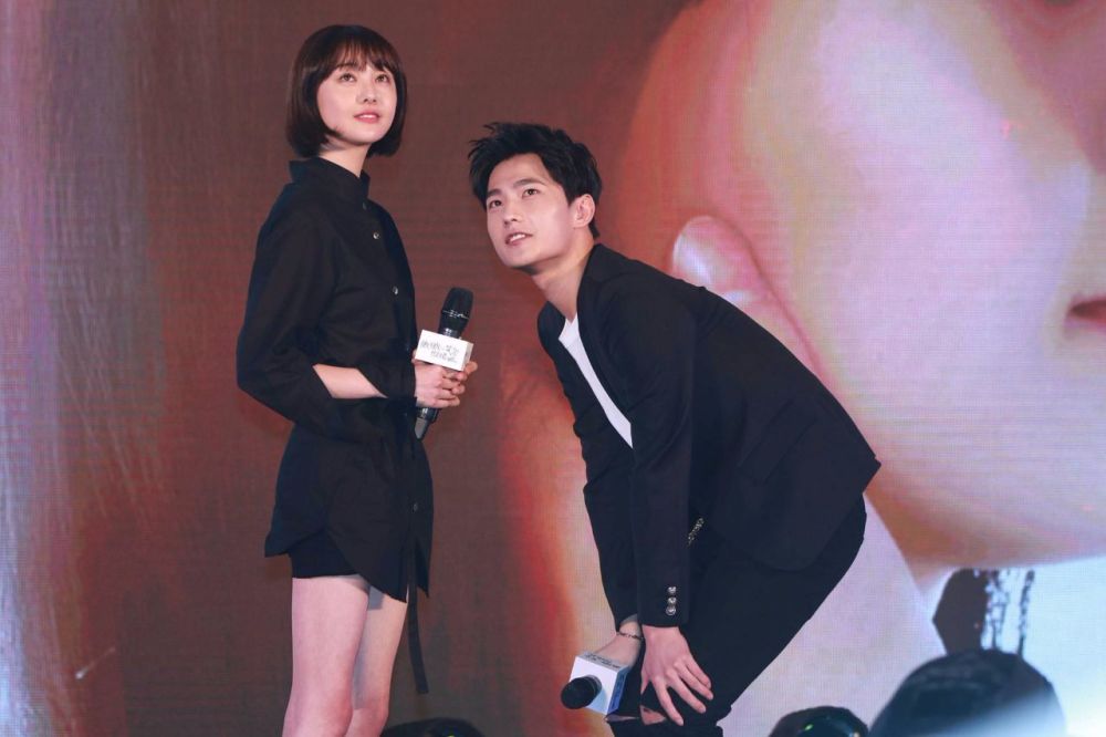 郑爽一双筷子腿堪比白骨精,脸上却圆润多了,是被恋爱滋润了!