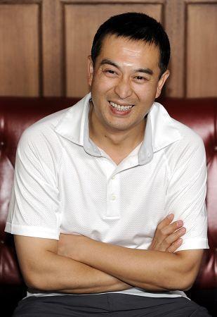 微驼着背的姿势都喜欢(后来才知道扮演他的张嘉译患有强直性脊柱炎)