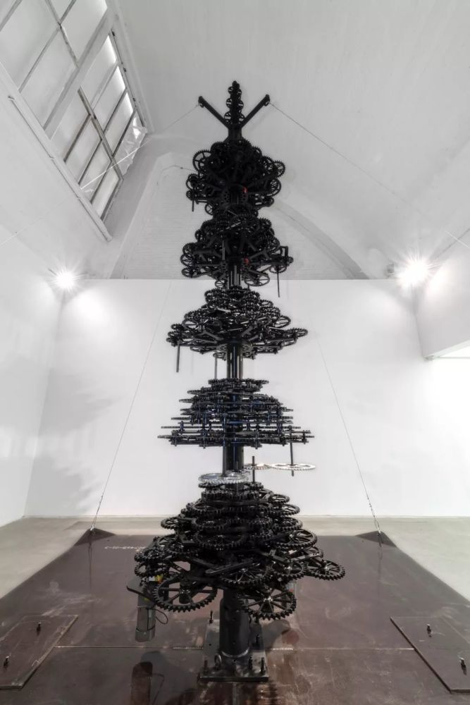 家吴达新,策展人fabio cavallucci 展厅里一件名为《七重塔》的作品