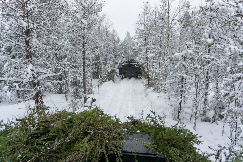 瑞典陸軍精銳機械化部隊林海雪原擺陣 秀肌肉給俄羅斯看