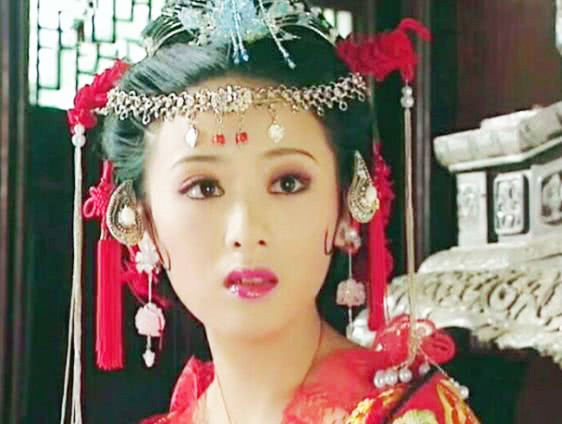 2002年,她在《上错花轿嫁对郎》中扮演的扬州才女杜冰雁,举手投足间