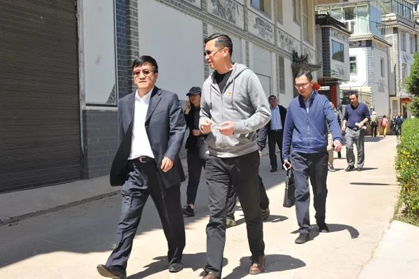 3月23日,五华区人大常委会主任苏天福带队来到西翥陡坡村,就乡村旅游