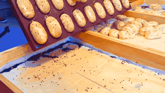 隔着屏幕都能感受到美味~刚出烤箱的金黄色拉丝蛋糕耐心等待十分钟