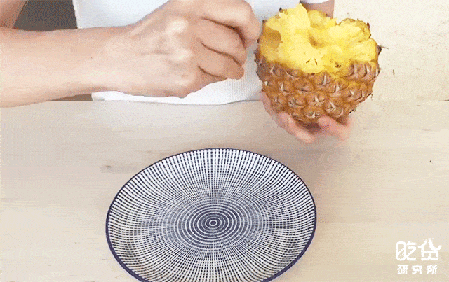 给大家表演一个徒手撕菠萝吧,不骗你!_腾讯新闻