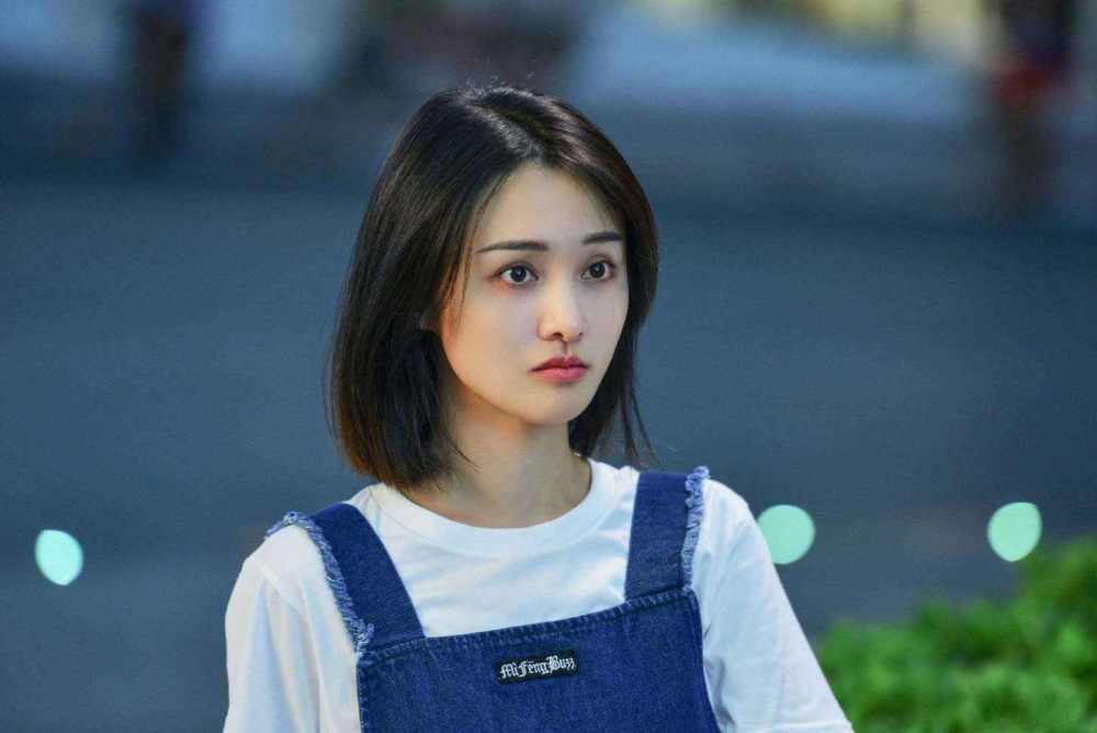 她颜值不输刘晓庆,英气扈三娘少女感十足,今53岁未婚美一辈子