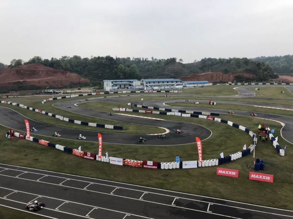 卡丁车赛道：释放速度与激情的乐园