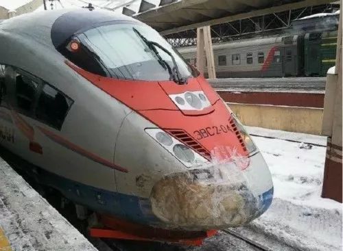 这才是被吓到后的正常反应 战斗民族的火车头坏了 应该怎么维修呢?