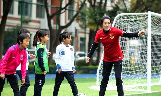 99老女足重聚!孙雯客串门将,温丽蓉显苍老,浦玮美丽动人