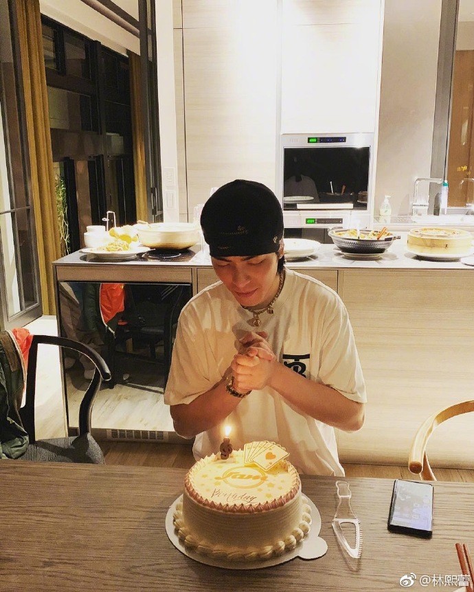 萧敬腾许愿照,这个生日蛋糕是两个干女儿专门为他选了,特别挑了干爹最