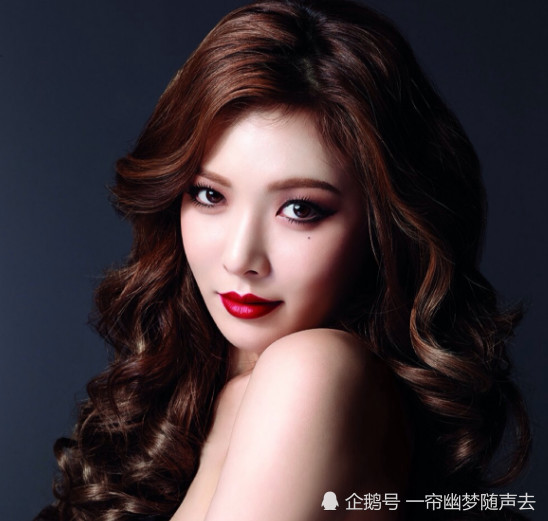 韩国金泫雅"学生照"曝光,看清长相后,网友:差距咋这么大?