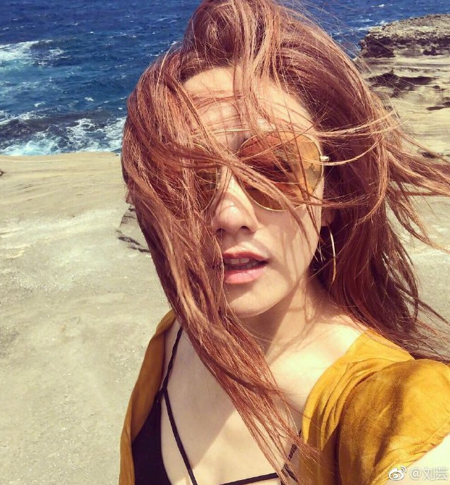刘芸晒沙滩清凉照,头发凌乱身材索到爆,嫁二婚摇滚歌手觅幸福