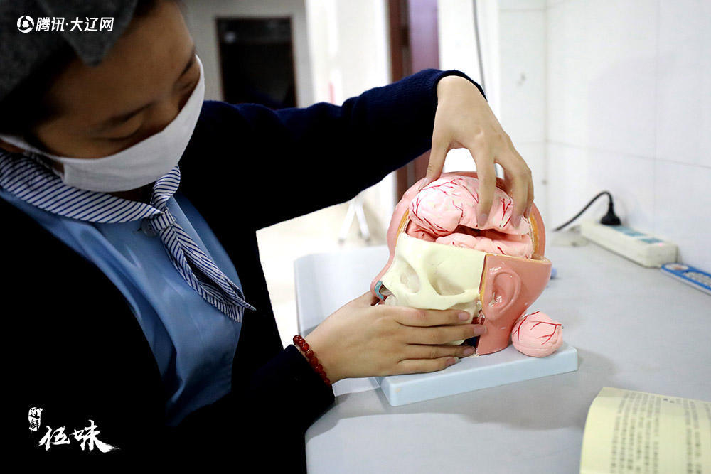 90后美女遗体整容师 每天修复几十具尸体从不和人主动握手