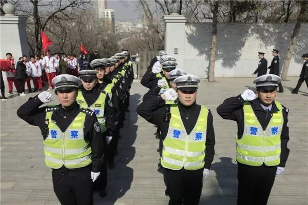 铁岭交警开展缅怀公安英烈 祭扫烈士陵园活动