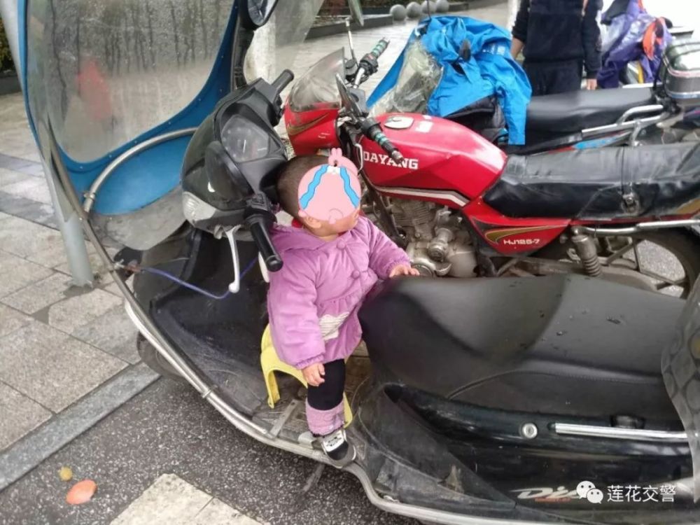 妇女驾驶无牌摩托车被交警查扣后竟弃孙而走