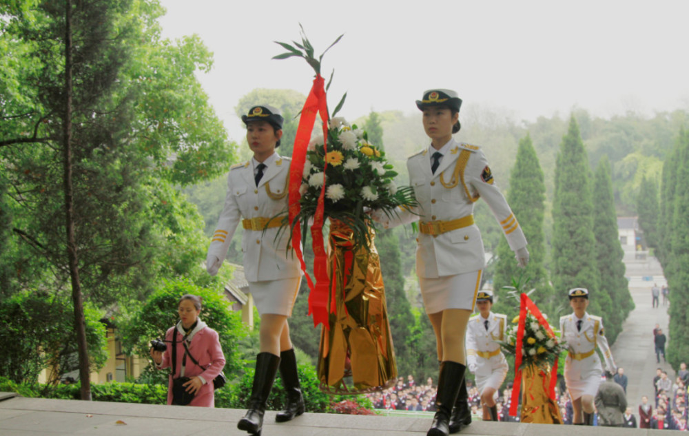 2019年4月3日,西南大學女子國旗班的隊員們向張自忠烈士敬獻花籃.