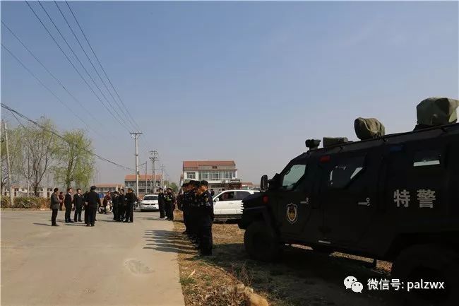 林州老汉杀人抛尸被抓被警方押解指认作案现场