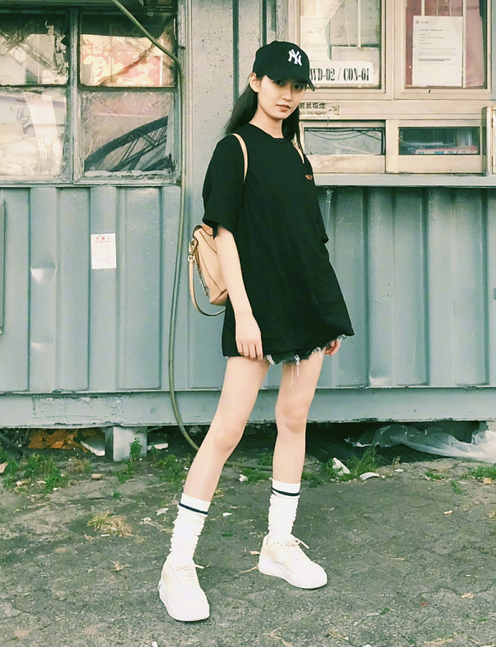 陈钰琪70cm长袜卷成10cm穿,我显腿粗10圈,她穿成腿仙