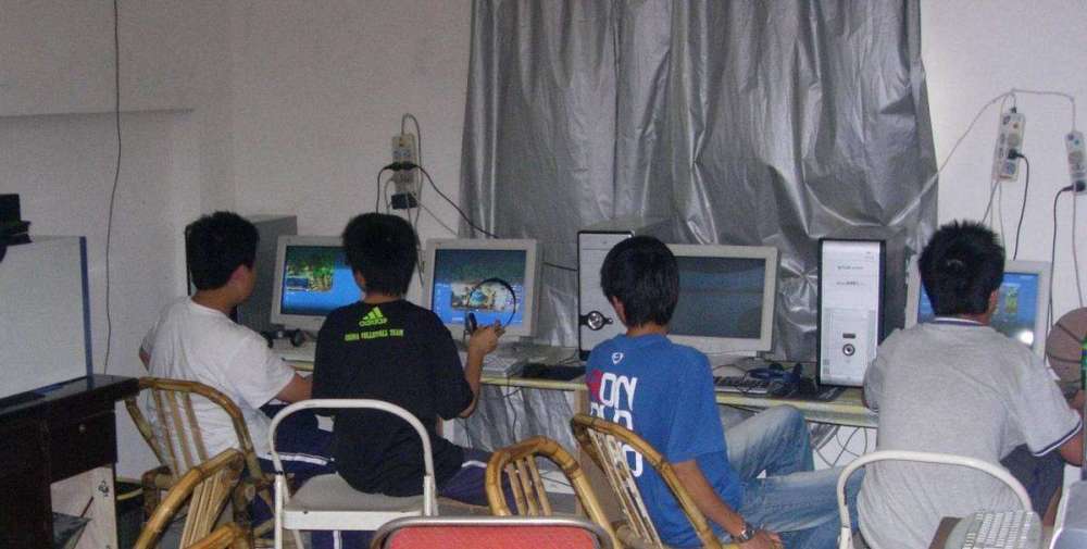 90年代的简陋网吧后来随着时间的不断推移,科技不断地进步,到了90年代