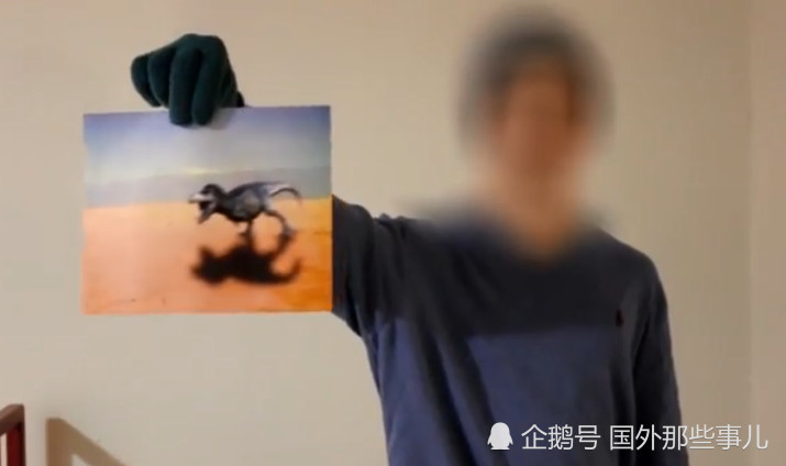 男子自称是穿越者来自2082年 有照片为证