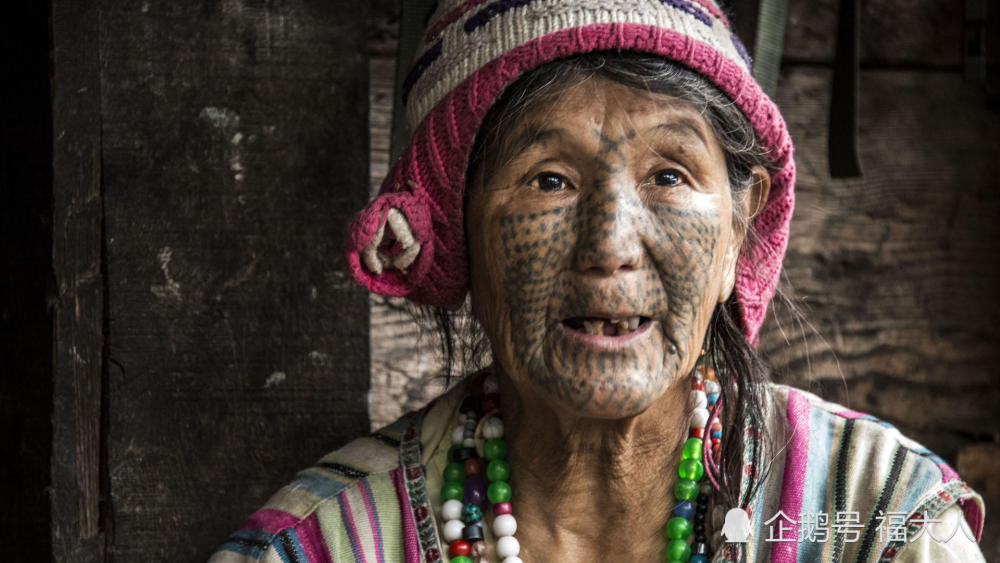 中国仅存的纹面女,数量不足30人,居住在大山深处拒绝外界