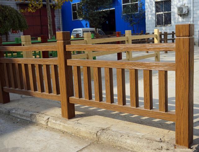 仿木围栏真能代替真木?邻居:我家三层小楼房都用,40年不用换