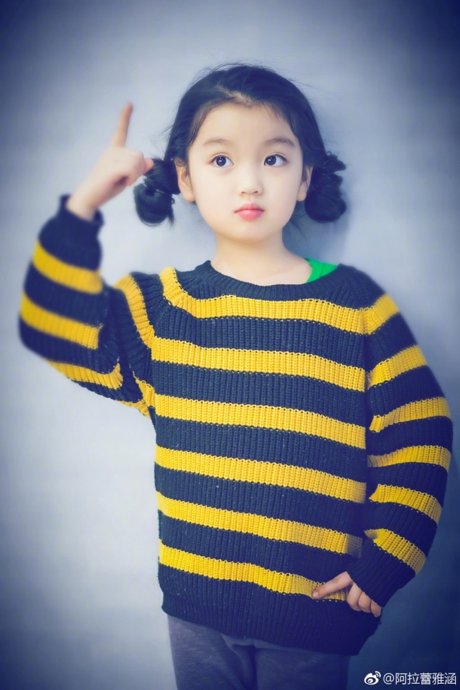 阿拉蕾从小就是妈妈的贴心小棉袄,海边玩耍还想着给妈妈准备礼物