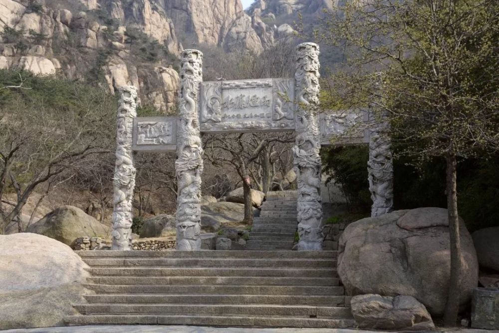 中国北方第一石佛:五莲大佛