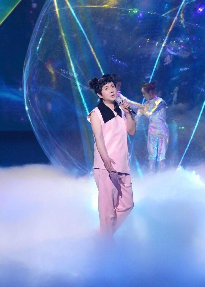 沈腾梳丸子头穿粉衣模仿王菲,与那英合唱《相约九八》,画风搞笑