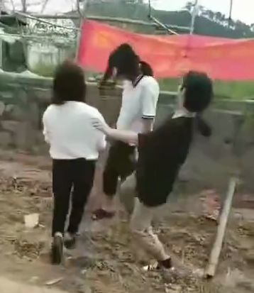 三女殴打一女!容县惊现校园欺凌事件,警情通报来了