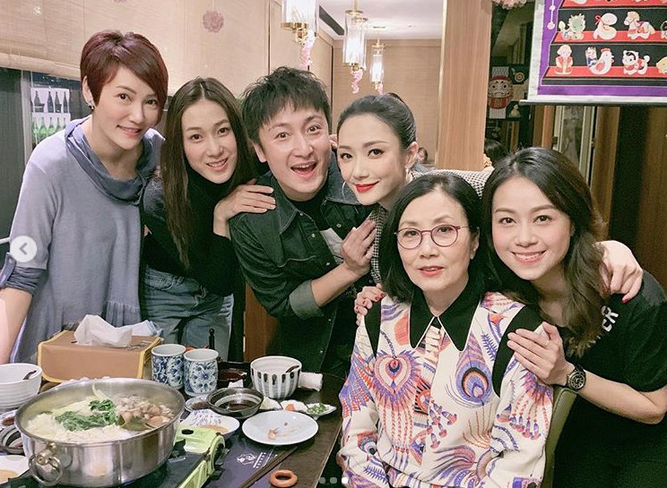 钟嘉欣带儿子与好友聚餐,妈妈力十足不需保姆,圆嘟嘟脸很有贵气