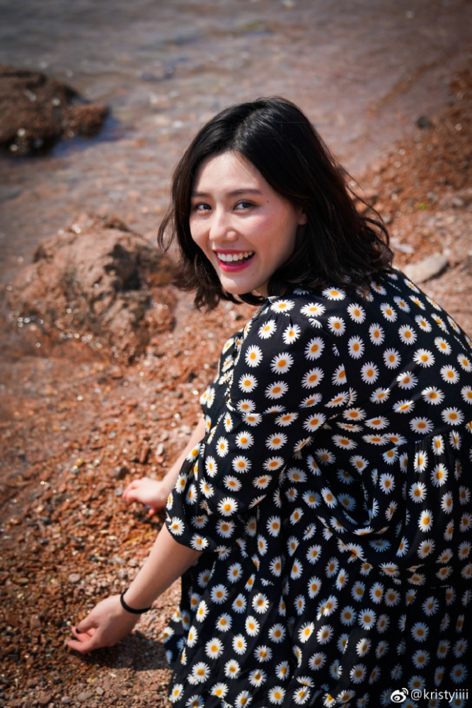 美到犯规!刘湘晒写真笑容超甜 网友:真女神