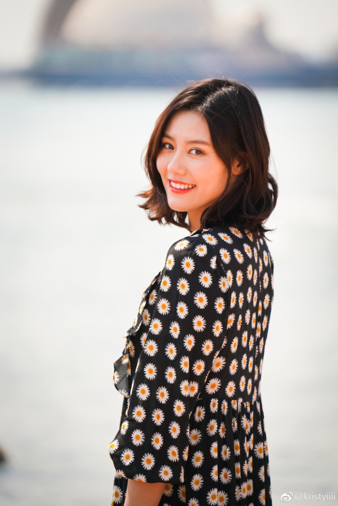 美到犯规!刘湘晒写真笑容超甜 网友:真女神