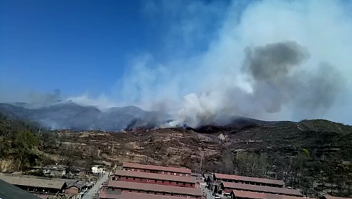铜川陈家山上仍未传来好消息 百名消防队员坚守超30小时