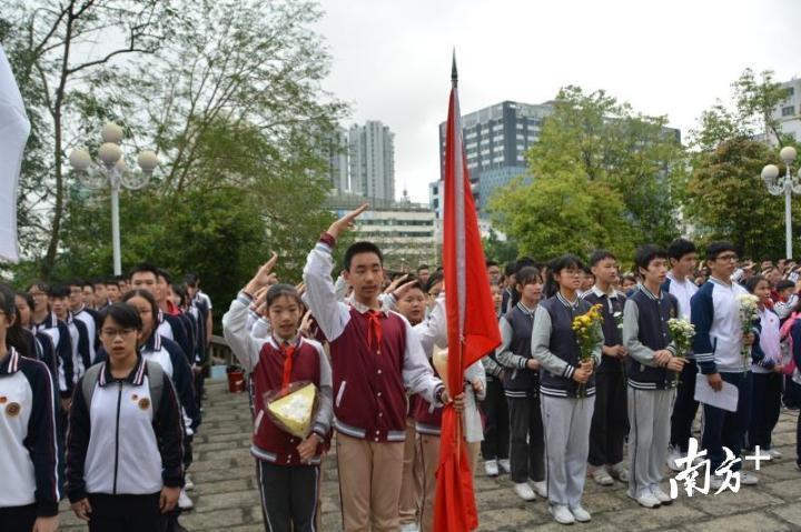 珠海小学生清明扫墓悼念先烈