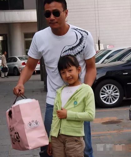 胡军还因为和女儿的亲吻照被吐槽,不过胡军认为这是和小情人之间
