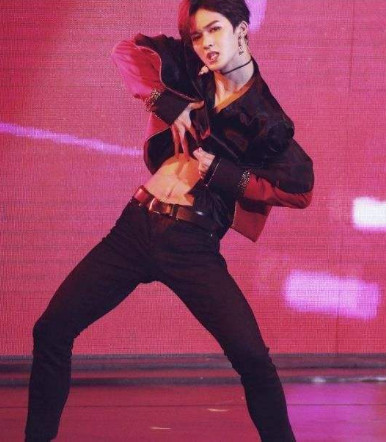 腹肌大比拼,成龙:我抗揍,李小龙:我抗踹,蔡徐坤退出群聊