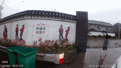 年轻夫妻小小矛盾,高速公路大打出手