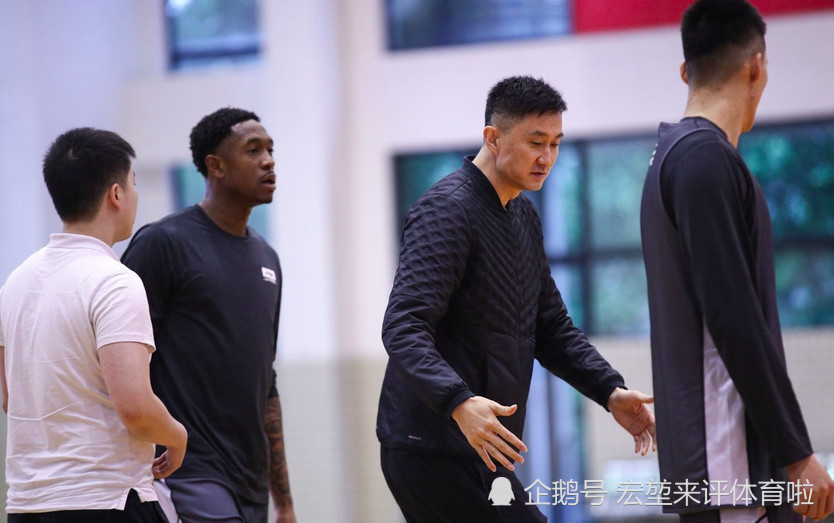 大师风范!CBA最佳主教练名不虚传 杜锋造小将