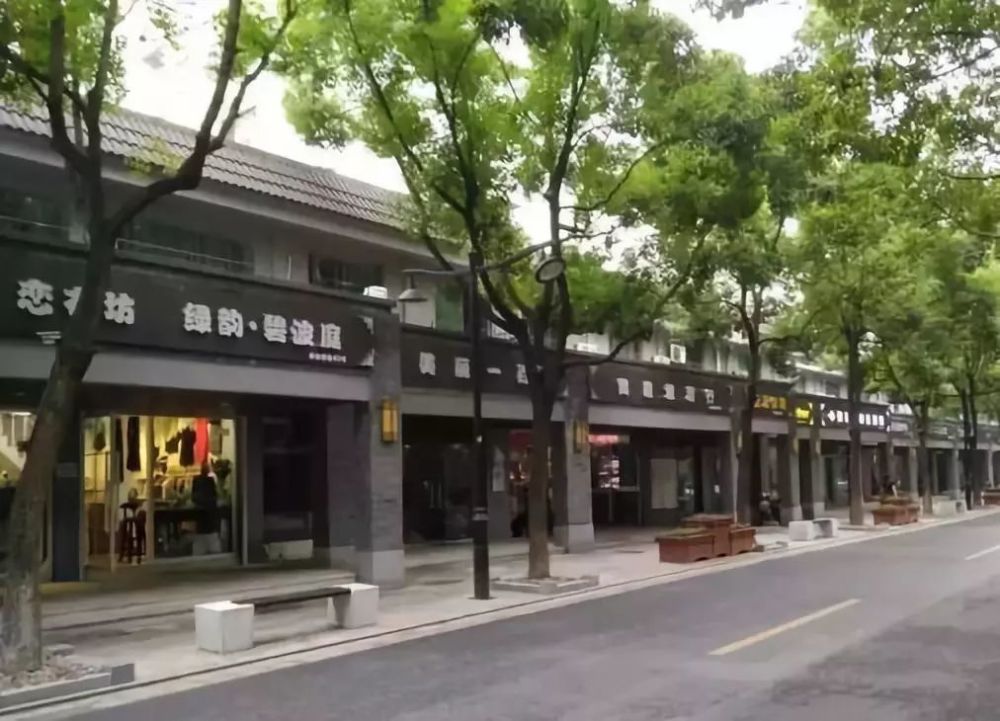 店面招牌千城一面,丑得整整齐齐