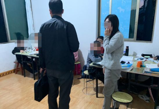 义乌一女教师违规给10余名学生补课,当场被抓!