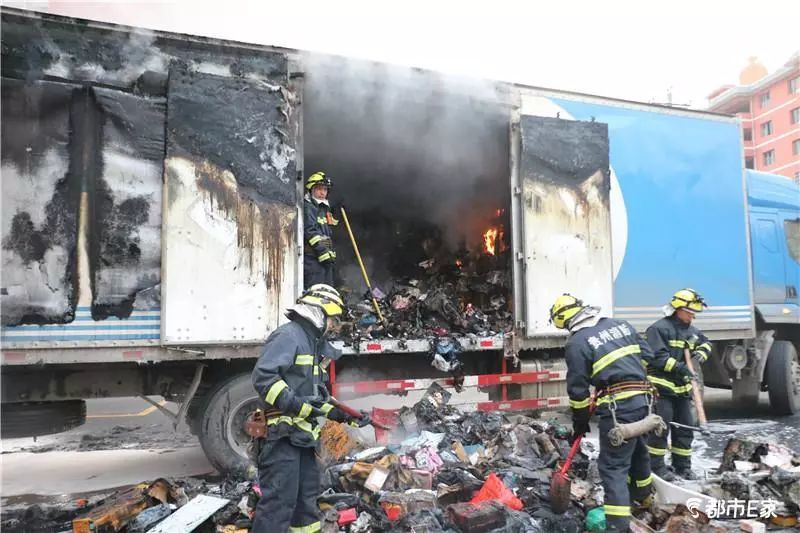 遵义一辆快递车着火,烧毁3000件快件