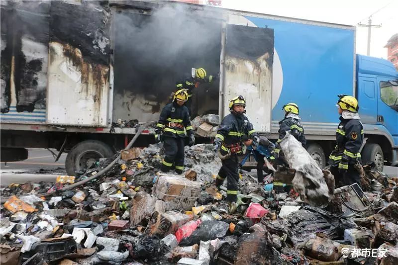 遵义一辆快递车着火,烧毁3000件快件