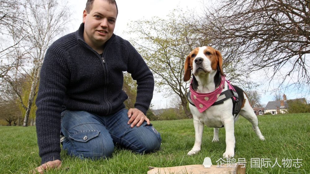 宠物狗意外挖出一根25万年前古代犀牛骨,傲娇和战利品合影