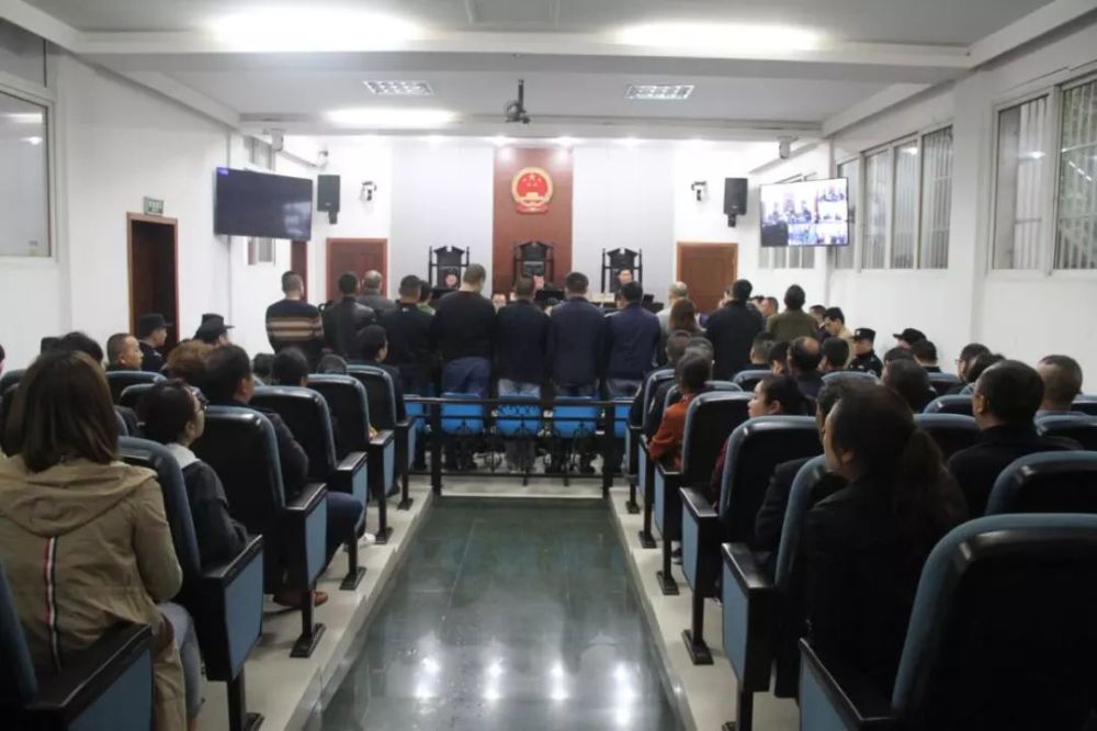 百万赌资团伙涉恶!长阳法院开庭审理王某等18人涉恶案