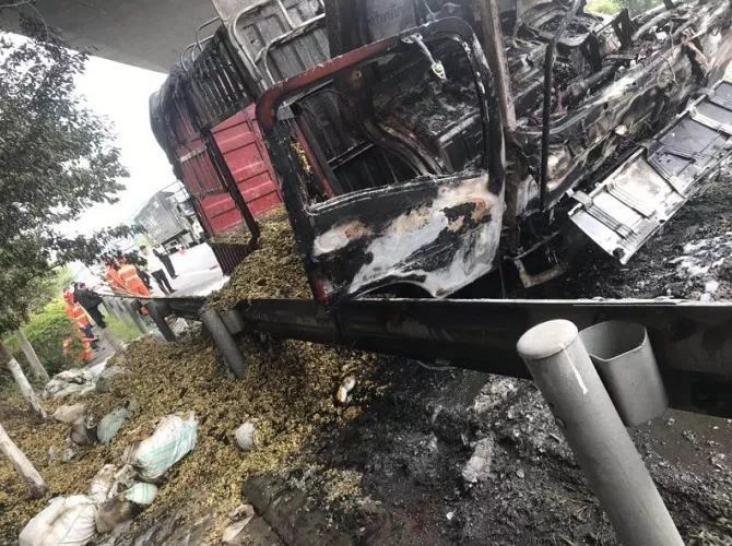 沪蓉高速万州段一车辆发生自燃,被烧成空架子!