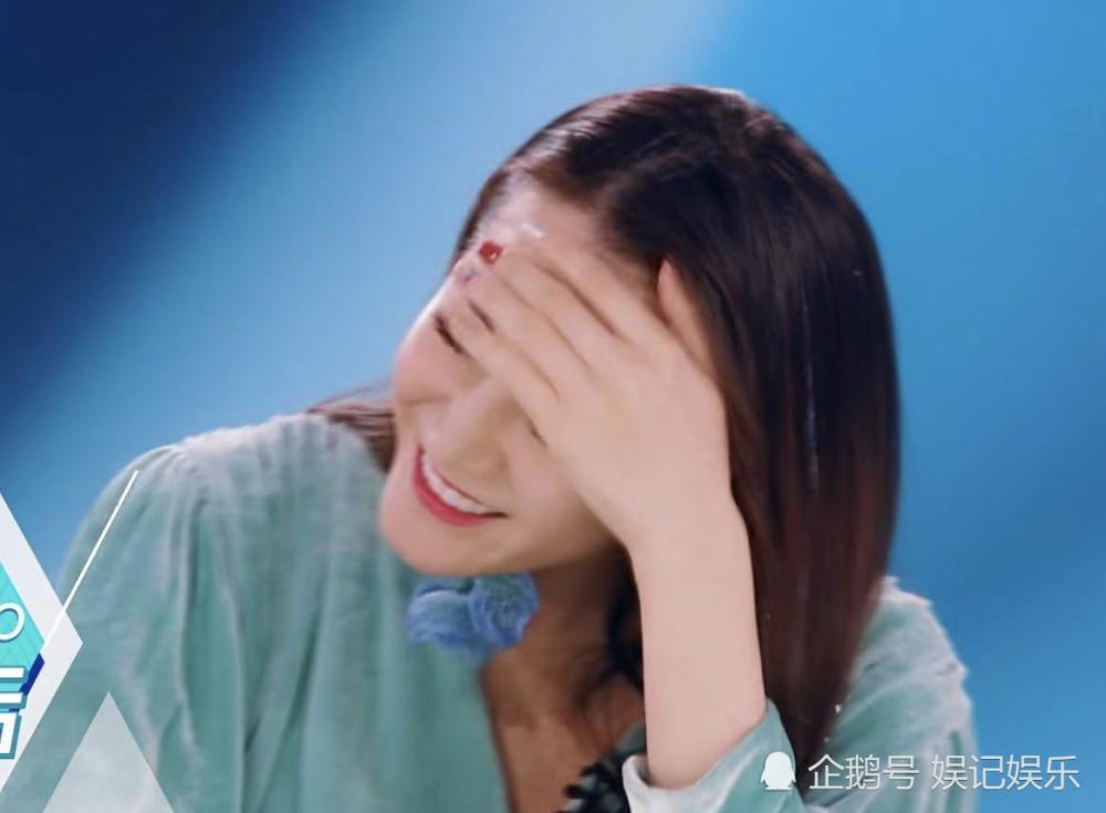 四字学员冲热巴"飞吻",看到热巴举起的手,网友:正常!